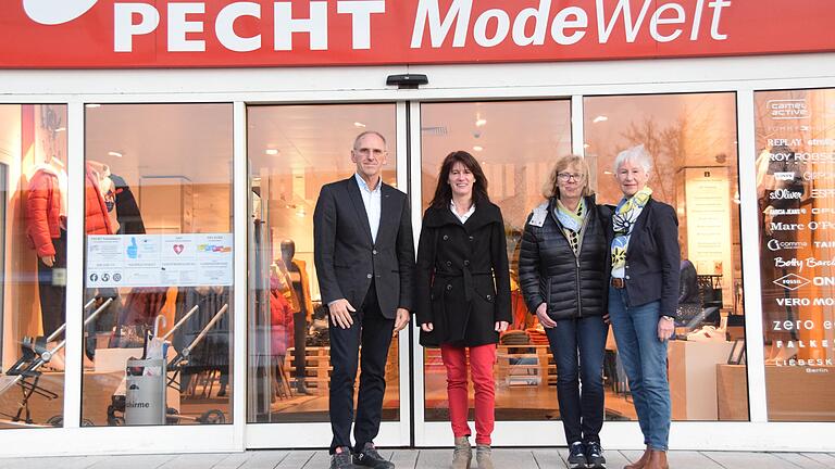 7000 Euro stellte die Pecht-Stiftung zur Verfügung. Stifterin Heidemarie Pecht (rechts) und Stiftungs-Vorsitzender Horst Dömling übergaben einen Teil des Betrages an persönlich Michaela Scherer (2. von links) und Heidrun Hennig. 7000 Euro stellte die Pecht-Stiftung zur Verfügung. Stifterin Heidemarie Pecht (rechts) und Stiftungs-Vorsitzender Horst Dömling übergaben einen Teil des Betrages an persönlich Michaela Scherer (2. von links) und Heidrun Hennig.