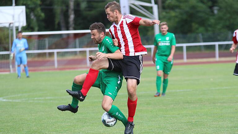 Vergangenen Sommer noch Gegner: Sands André Schmitt (links) beharkt sich in dieser Szene aus einem Vorbereitungsspiel gegen die SG Eltmann im Juli 2019 mit seinem neuen Trainer Matthias Strätz.