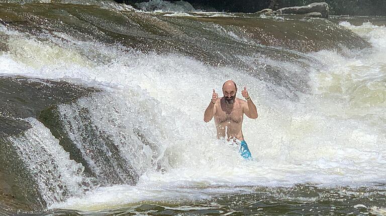 Baden im Wasserfall. Baden im Wasserfall.