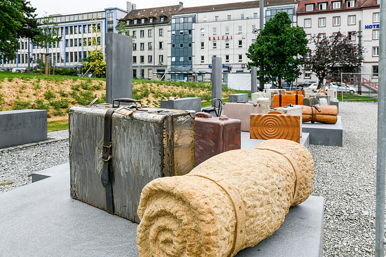 Koffer aus Stein oder Metall sollen die vielen zurück gelassenen Gepäckstücke der deportierten Juden in der Nazizeit symbolisieren. Koffer aus Stein oder Metall sollen die vielen zurück gelassenen Gepäckstücke der deportierten Juden in der Nazizeit symbolisieren. 