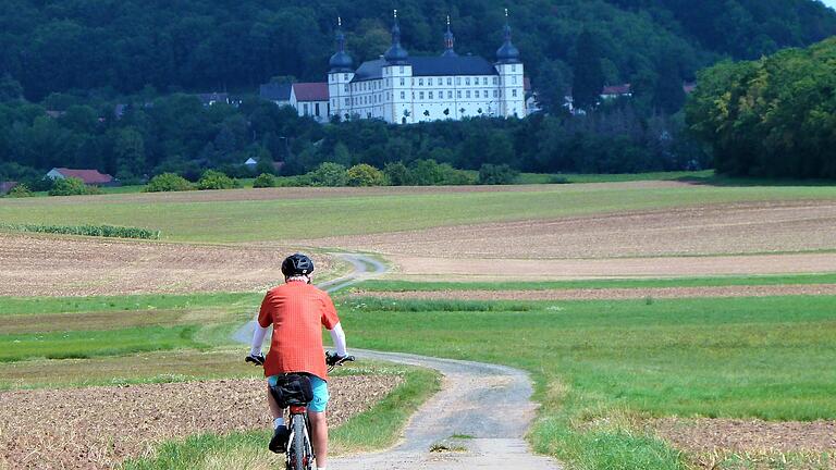 Nur eine von vielen Sehenswürdigkeiten, die man bei einer Radtour durch das Grabfeld ansehen kann: das Schloss Sternberg am Rande des gleichnamigen Sulzdorfer Ortsteils. Nur eine von vielen Sehenswürdigkeiten, die man bei einer Radtour durch das Grabfeld ansehen kann: das Schloss Sternberg am Rande des gleichnamigen Sulzdorfer Ortsteils.