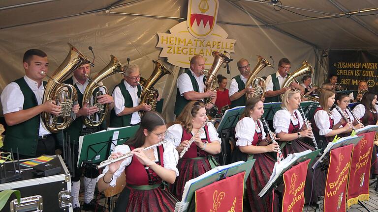 Am Eröffnungstag unterhielt die Blaskapelle Hofstetten die Besucher des Ziegelangerer Weinfestes mit böhmischer Blasmusik.