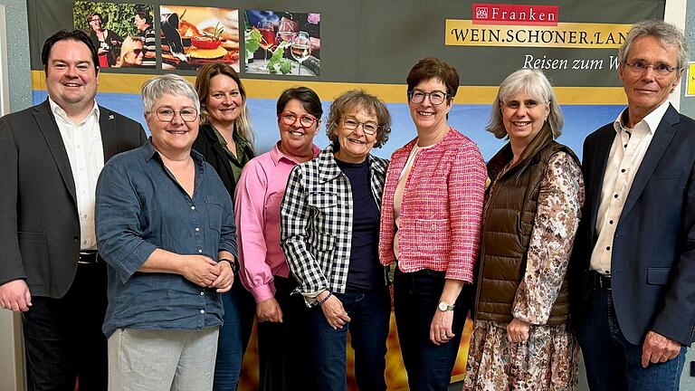 Das neue Führungsteam der 'Gästeführer Weinerlebnis Franken'. Im Bild (von links): 1. Vorsitzender Dr. Markus Frankl, stv. Vorsitzende Barbara Baumann, Internet-Beauftragte Dr. Beate Wende, Kassiererin Margitta Dosch-Sebold, Referentin für Presse- und Öffentlichkeitsarbeit Dr. Gabriele Brendel, stv. Vorsitzende Martina Reiss, Schriftführerin Ester Simon und Kultur-Beauftragter Georg Bätz.