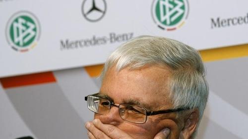 Nagelprobe - DFB-Präsident Theo Zwanziger hat mit der Krise zu kämpfen. Nagelprobe - DFB-Präsident Theo Zwanziger hat mit der Krise zu kämpfen.