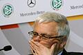 Nagelprobe       -  DFB-Präsident Theo Zwanziger hat mit der Krise zu kämpfen.