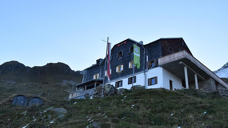 Aufwachen droben am Berg: Die Hütten in den Alpen wie hier die Edelhütte im Zillertal werden immer beliebter.