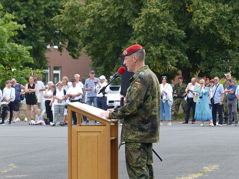 Oberstleutnant Holm Schreiter lässt die Soldaten den Eid auf die Verfassung schwören.