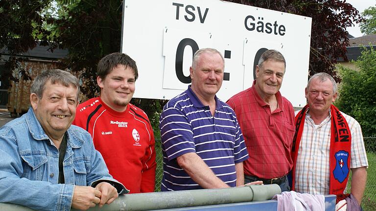 Zu Gast beim TSV Aubstadt: Aron Schmidhuber (Zweiter von rechts) ist auch dem unterfränkischen Fußball immer noch verbunden.