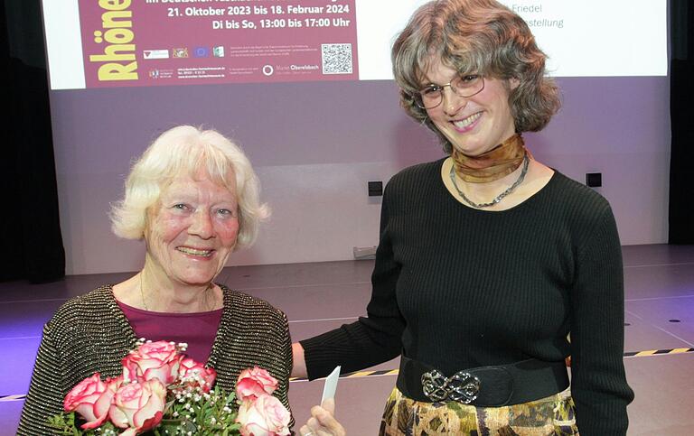 Museumsleiterin Katrin Hesse (rechts) bedankt sich bei Christa Münch, die die umfangreiche Sammlung ihres Mannes dem Fastnachtmuseum überlassen hatte.