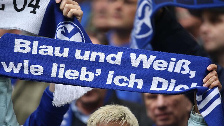 67357147.jpeg       -  Ehernes Gesetz des Fußballs: Wer Königsblau liebt, hasst Schwarz-Gelb.