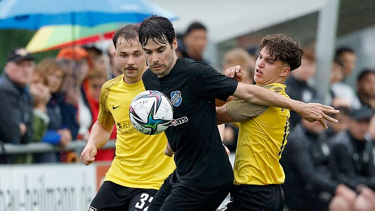 Hendrik Pregitzer (links) und Dennis Deppner versuchen, Lucas Bonnier vom Ball zu trennen. Hendrik Pregitzer (links) und Dennis Deppner versuchen, Lucas Bonnier vom Ball zu trennen.