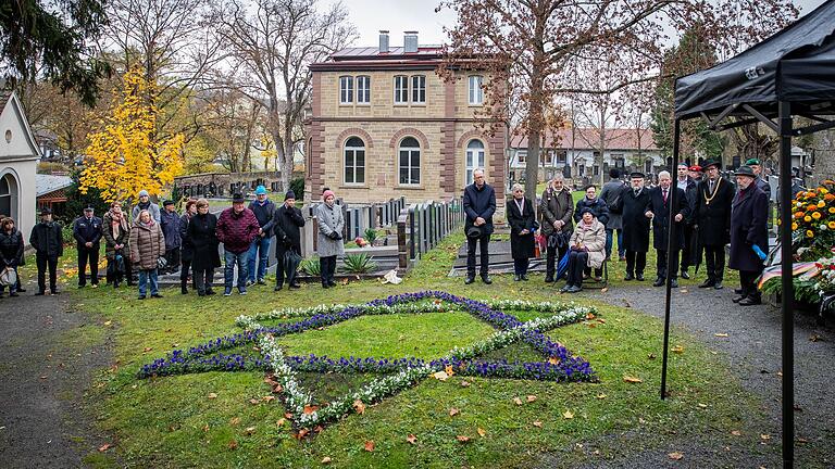 Auf dem israelitischen Friedhof in Würzburg gibt es seit hundert Jahren eine Gedenkstätte, die an die jüdischen Männer aus Würzburg erinnert, die im Ersten Weltkrieg gefallen sind. Auf dem israelitischen Friedhof in Würzburg gibt es seit hundert Jahren eine Gedenkstätte, die an die jüdischen Männer aus Würzburg erinnert, die im Ersten Weltkrieg gefallen sind.