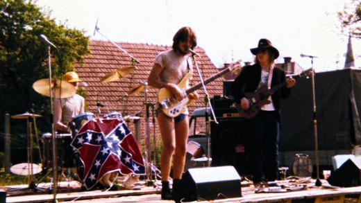 Organisationstalent von Anfang an: Nicht erst mit ihren „Outer limits“-Konzerten in den vergangenen Jahren, sondern auch in den 80er Jahren sorgten die JUZler für Festival-Stimmung in Hofheim. Im Bild ein Konzert zu Beginn der 80er Jahre. Organisationstalent von Anfang an: Nicht erst mit ihren „Outer limits“-Konzerten in den vergangenen Jahren, sondern auch in den 80er Jahren sorgten die JUZler für Festival-Stimmung in Hofheim. Im Bild ein Konzert zu Beginn der 80er Jahre.