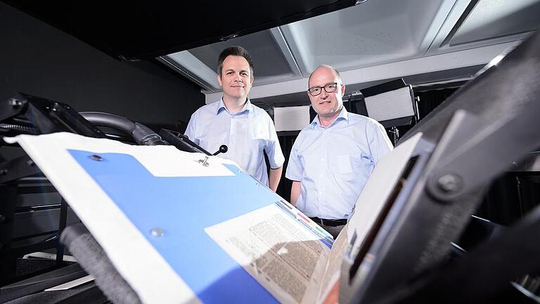 Digitale Erfassung in der Universitätsbibliothek       -  Medientechnologe Marco Dittrich (links) und Zentrumsleiter Dr. Uwe Springmann vor der Wippe, an der sensible Frühdrücke und Handschriften schonend gescannt und digitalisiert werden können.DANIEL PETER