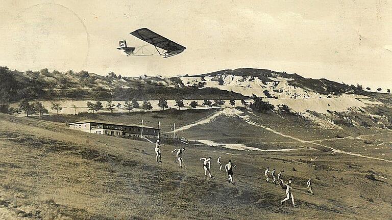 Diese Postkarte aus den 1930er Jahren zeigt die Segelflug-Übungsstelle am Hasselberg in Mittelfranken. Die „Gummihunde“ stoppen gerade ihren Lauf, während das Segelflugzeug schon in der Luft ist. Diese Postkarte aus den 1930er Jahren zeigt die Segelflug-Übungsstelle am Hasselberg in Mittelfranken. Die „Gummihunde“ stoppen gerade ihren Lauf, während das Segelflugzeug schon in der Luft ist.