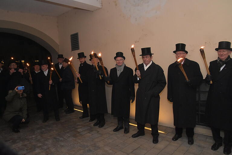 Ein Fackelzug durch den Ort zum runden Geburtstag eines Schleichers ab 60 gehört zu einer der Traditionen des Stammtisches Ein Fackelzug durch den Ort zum runden Geburtstag eines Schleichers ab 60 gehört zu einer der Traditionen des Stammtisches