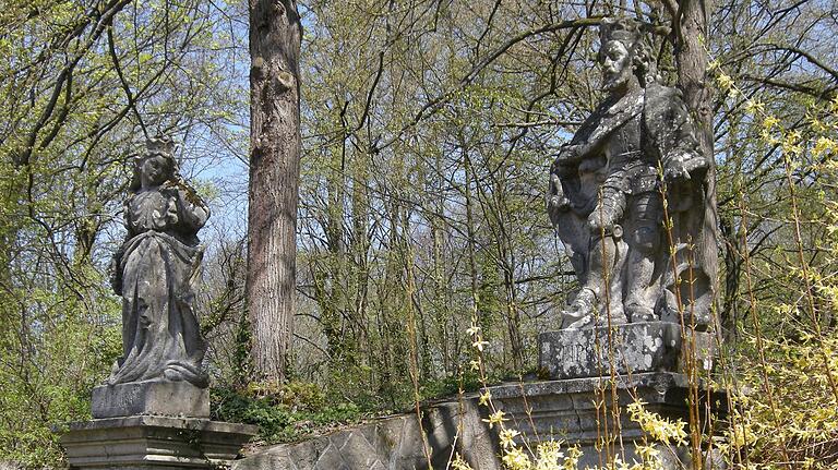 Die beiden berühmten Sagengestalten des Schwanbergs – Hadeloga (links) und Pippin – markieren als steinerne Wächter den Eingang des Schlossparks. Die beiden berühmten Sagengestalten des Schwanbergs – Hadeloga (links) und Pippin – markieren als steinerne Wächter den Eingang des Schlossparks.