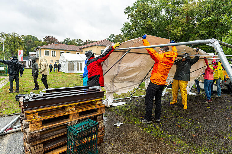 Viele Hände werden benötigt, um den Aufbau für die Deutsche Ruder-Sprintermeisterschaften zu bewältigen. Viele Hände werden benötigt, um den Aufbau für die Deutsche Ruder-Sprintermeisterschaften zu bewältigen.
