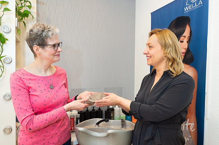 Eine kleine Extraspende: Kundin Diana Dirschbacher (links) hat ihre im Vorjahr ausgefallenen Haare nicht weggeworfen, sondern gesammelt und nun zu ihrem Friseurtermin mitgebracht. Eine kleine Extraspende: Kundin Diana Dirschbacher (links) hat ihre im Vorjahr ausgefallenen Haare nicht weggeworfen, sondern gesammelt und nun zu ihrem Friseurtermin mitgebracht.