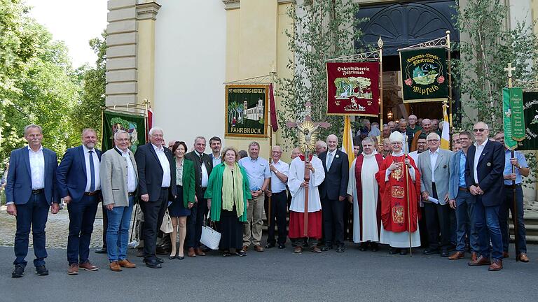 Nach dem Festgottesdienst in der Wallfahrtskirche Fährbrück mit der Vorstandschaft des Hubertusvereins, Bischof Franz Jung, Domkapitular Clemens Bieber, Vereinsvorstand Eberhard Nuß (von rechts) sowie den Standartenträgern und Ehrengästen. Nach dem Festgottesdienst in der Wallfahrtskirche Fährbrück mit der Vorstandschaft des Hubertusvereins, Bischof Franz Jung, Domkapitular Clemens Bieber, Vereinsvorstand Eberhard Nuß (von rechts) sowie den Standartenträgern und Ehrengästen.