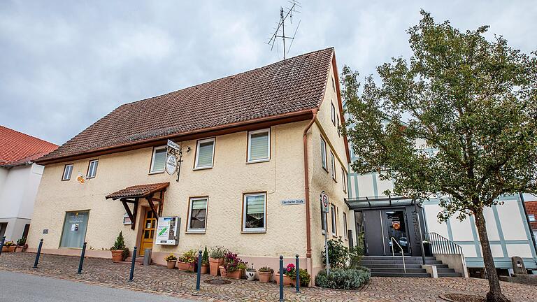 Das Wirtshaus von Kriemhild Knaier befindet sich mitten im Ort und direkt neben dem Bürgerhaus der Gemeinde Niederlauer. Ende 2023 schließt es seine Türen.