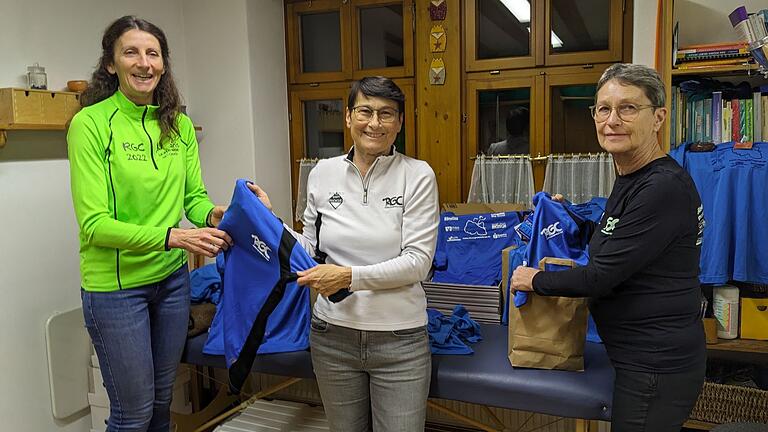 Jedes Jahr ein neues RGC-Laufoberteil: Sybille Martin (von links), Bettina Topitsch und Jutta Helm vom LLZ Rhön-Grabfeld packen für die Siegerehrung die T-Shirts für die fleißigen Aktiven der vergangenen Saison.