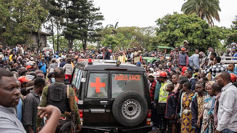 Bootsunglück im Kongo       -  Ein Krankenwagen transportiert Opfer eines Schiffsunglücks in Goma (aktuell)