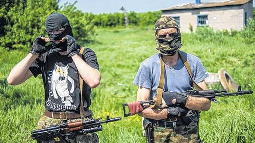 Martialischer Aufzug: Prorussische Aktivisten bewachen einen Checkpoint in Slaviansk. Die UN werfen Separatisten in der Ostukraine schwere Menschenrechtsverletzungen vor.