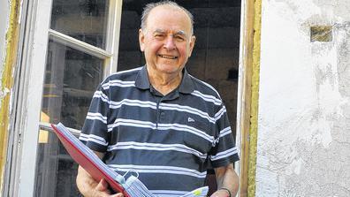 Geschichte als Hobby: Alfred Karg hat die Vergangenheit von Birkenfeld dokumentiert. Sein Dorfbuch ist die Grundlage einer Ausstellung zum 1200-jährigen Bestehen.FOTO: Beate Dahinten