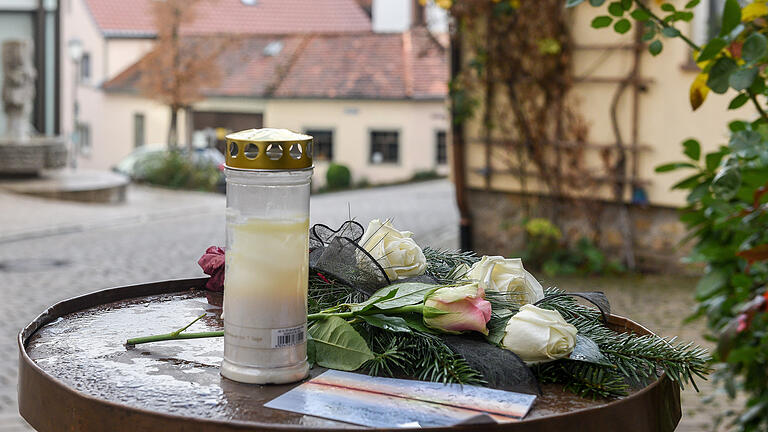 Macht der Angeklagte im Erlabrunn-Prozess reinen Tisch?       -  Nach dem überraschenden Geständnis am vergangenen Donnerstag haben Unbekannte Blumen an der Unfallstelle in Erlabrunn niedergelegt und eine Kerze aufgestellt. Hier war Gisela K. im Januar 2016 überfahren und dabei getötet worden.