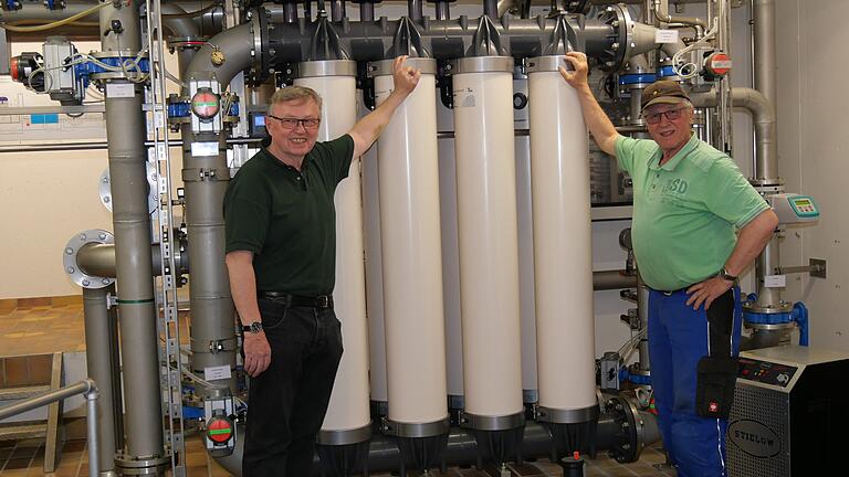 Bürgermeister Peter Paul (links) und Wasserwart Karl Krämer zeigen die 2013 eingebaute Ultrafiltrationsanlage im Wasserwerk Mittelsinn, die seither störungsfrei läuft und eine einwandfreie Wasserqualität für Mittelsinn und Obersinn liefert.