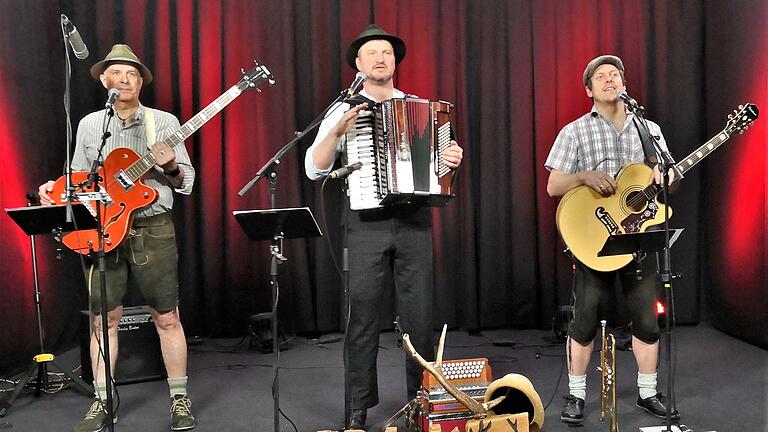 Das Mundart-Trio Spilk mit (von links) Joachim Bühner, Frank Schmitt und Martin Reinhard beim Online-Auftritt im Jahr 2021       -  Das Mundart-Trio Spilk mit (von links) Joachim Bühner, Frank Schmitt und Martin Reinhard beim Online-Auftritt im Jahr 2021