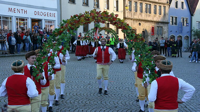 Ihren Schäfflertanz mit neuer Figur zeigten die Tänzerinnen und Tänzer der&nbsp;Auber Schäfflertanzgruppe auf dem Marktplatz.