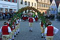 Ihren Schäfflertanz mit neuer Figur zeigten die Tänzerinnen und Tänzer der&nbsp;Auber Schäfflertanzgruppe auf dem Marktplatz.