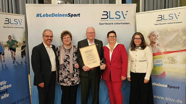 Der stellvertretende Bezirksvorsitzende Karl-Heinz Hübner erhielt den Raymund-Schmitt-Preis für sein sportliches Lebenswerk (von links): Klaus Greier (BLSV-Bezirksvorsitzender), Brigitte und Karl-Heinz Hübner, Alexandra Krohnen (stellvertretende Bezirksvorsitzende) und Sabine Sitter (Landrätin Main-Spessart).