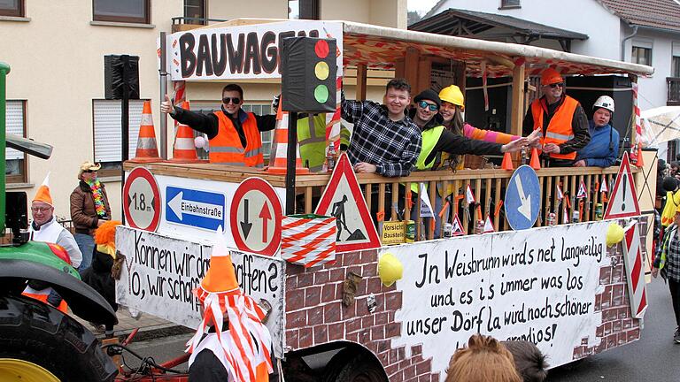 Zahlreiche Motivwagen beim Faschingszug in Trossenfurt: Die Weisbrunner spielten mit ihrem Bauwagen auf die zahlreichen Baustellen an.