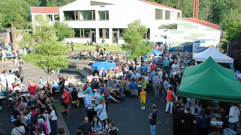 Viele Absolventen nutzen das Fest zum 100-jährigen Bestehen des Franz-Miltenberger-Gymnasiums als Gelegenheit, sich wiederzutreffen.