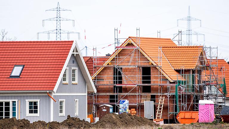 Einfamilienhäuser in einem Neubaugebiet       -  Verbraucher fragen wieder deutlich mehr Immobilienkredite nach. (Archivbild)