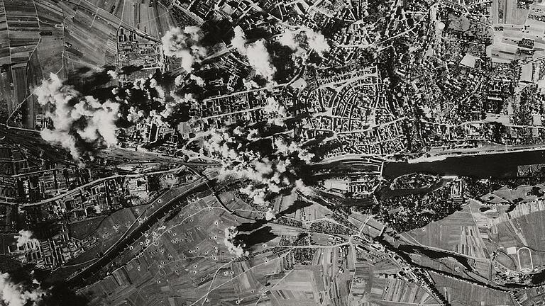 So ist die Lage der Stadt korrekt: Das Bild zeigt eine Bombardierung vor allem der Industrieanlagen Schweinfurts im Zweiten Weltkrieg. So ist die Lage der Stadt korrekt: Das Bild zeigt eine Bombardierung vor allem der Industrieanlagen Schweinfurts im Zweiten Weltkrieg.