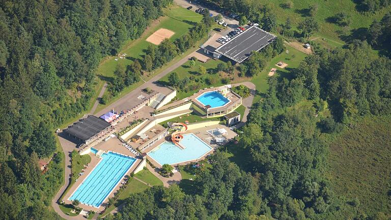 Auf der großen Liegewiese oben in der Mitte am Beach-Volleyballfeld soll das Open-Air-Kino im Freibad Frammersbach seine Leinwand aufschlagen.