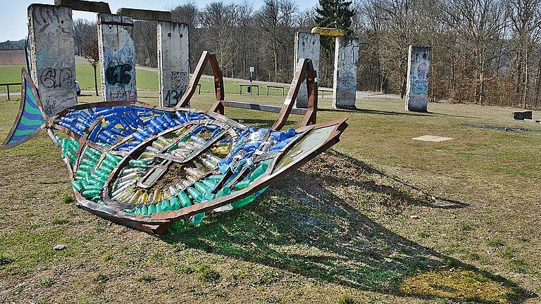 Unbekannte haben die sechs Meter lange Stahl-Skulptur eines Fisches am 'Dicken Turm' in Niederlauer abgeflext.