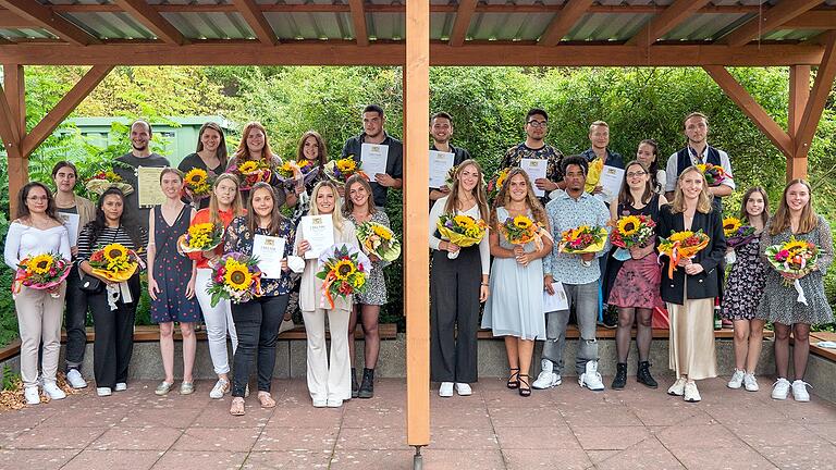 24 Schülerinnen und Schüler der Berufsfachschule für Pflege der KWM Missioklinik haben die Ausbildung zu Gesundheits- und Krankenpflegern bzw. Gesundheits- und Kinderkrankenpflegern abgeschlossen.