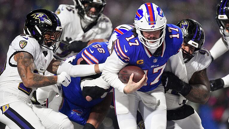 Buffalo Bills - Baltimore Ravens       -  Josh Allen (rechts) erledigte, was erledigt werden musste für die Bills.