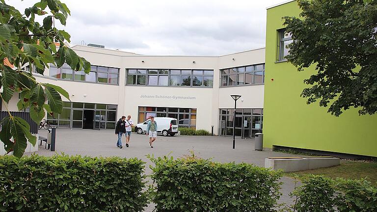 Schöne Schule, unschöne Vorgänge: Am Johann-Schöner-Gymnasium Karlstadt hatte ein Lehrer ein „distanzloses Verhältnis“ zu einer Schülerin. Er muss sich nun vor Gericht verantworten. Schöne Schule, unschöne Vorgänge: Am Johann-Schöner-Gymnasium Karlstadt hatte ein Lehrer ein „distanzloses Verhältnis“ zu einer Schülerin. Er muss sich nun vor Gericht verantworten.