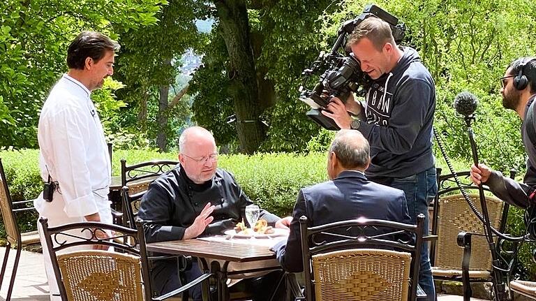 Ein Bild von den Dreharbeiten im Juni: (von links) Chefkoch Nestor Galjuf, Profikoch Christian Lohse und (mit dem Rücken zur Kamera) Event-Manager Dirk Peter Fischer. Ein Bild von den Dreharbeiten im Juni: (von links) Chefkoch Nestor Galjuf, Profikoch Christian Lohse und (mit dem Rücken zur Kamera) Event-Manager Dirk Peter Fischer.