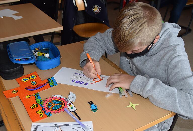 Jeder Schüler malt alleine für sich das Rizzi-Bild, anschließend werden alle zu einem Gesamtobjekt zusammengefügt. Jeder Schüler malt alleine für sich das Rizzi-Bild, anschließend werden alle zu einem Gesamtobjekt zusammengefügt.