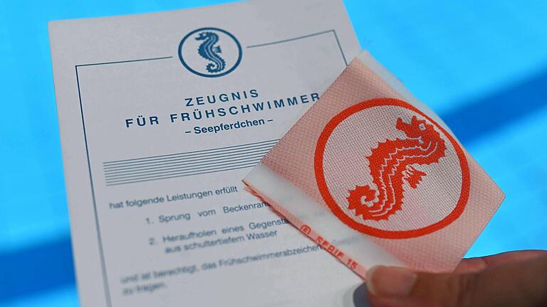 Die Wartelisten für Schwimmkurse sind länger denn je und Schwimmabzeichen wie das Seepferdchen konnten wegen der Corona-Pandemie kaum abgenommen werden. Die Wartelisten für Schwimmkurse sind länger denn je und Schwimmabzeichen wie das Seepferdchen konnten wegen der Corona-Pandemie kaum abgenommen werden.