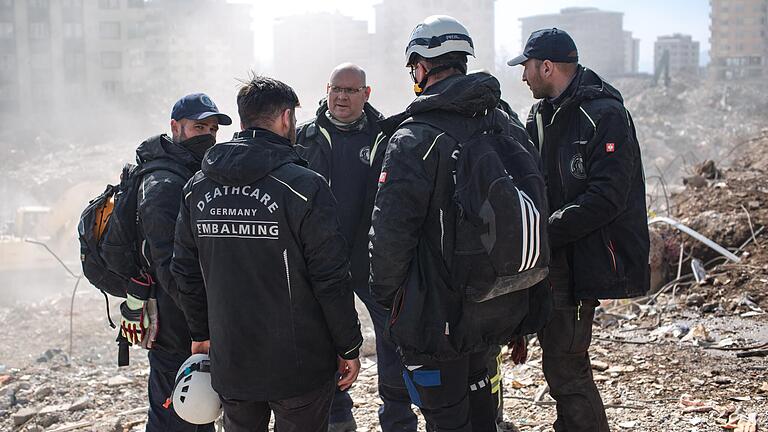 Sonne, Staub, unzählige Trümmer. Mittendrin eine Delegation deutscher Bestatter rund um Einsatzleiter Rene Stawinski (Mitte). Mit im Team: Marco Pfister (links) aus Schweinfurt. Sonne, Staub, unzählige Trümmer. Mittendrin eine Delegation deutscher Bestatter rund um Einsatzleiter Rene Stawinski (Mitte). Mit im Team: Marco Pfister (links) aus Schweinfurt.