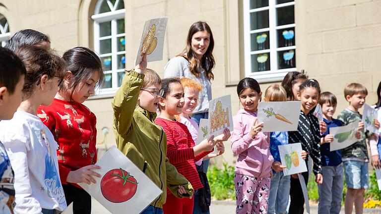 Die Pflanzaktion am Gemüseacker der Friedrich-Rückert-Grundschule in Schweinfurt wurde mit einem Gemüse-Lied begleitet. Die Pflanzaktion am Gemüseacker der Friedrich-Rückert-Grundschule in Schweinfurt wurde mit einem Gemüse-Lied begleitet. 