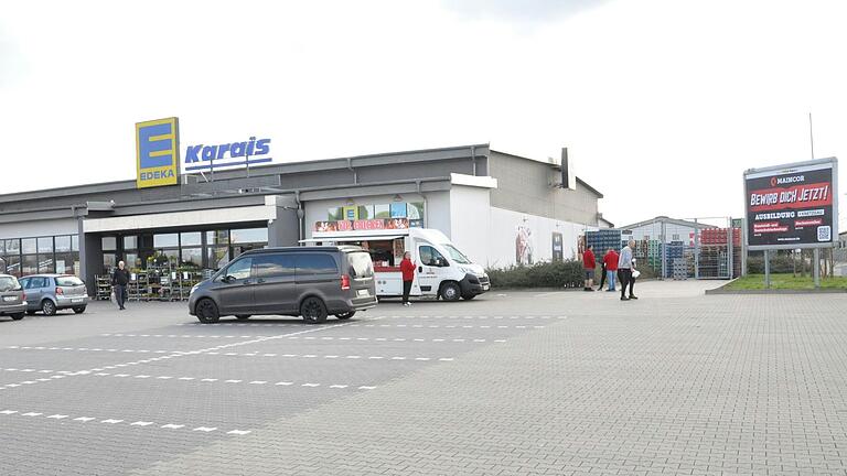 Der Bauauschuss lehnt die Schallschutzmauer ab, die bei einer Erweiterung des Getränkemarkts hier rechts vom Parkplatz errichtet werden müsste. Der Bauauschuss lehnt die Schallschutzmauer ab, die bei einer Erweiterung des Getränkemarkts hier rechts vom Parkplatz errichtet werden müsste.